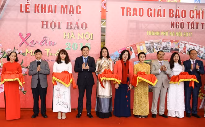 Các đại biểu cắt băng khai mạc Hội báo.