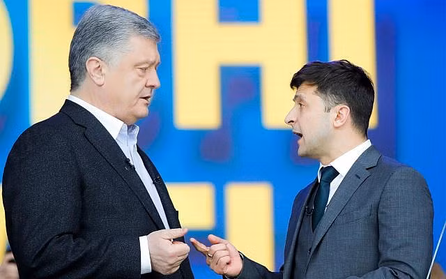 Zelensky tranh luận cùng ông Poroshenko trên truyền hình trực tiếp. Ảnh: ITN Zelensky tranh luận cùng ông Poroshenko trên truyền hình trực tiếp. Ảnh: ITN