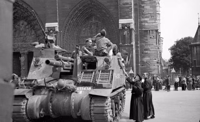 Một chiếc xe tăng ở gần Nhà thờ Đức Bà vào năm 1944. Ảnh: ITN