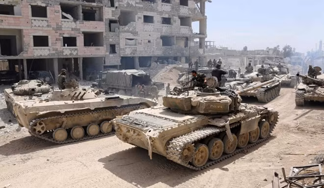 Xe tăng Syria tiến vào một khu vực do phiến quân chiếm đóng. Ảnh: ITN