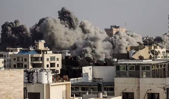 Người dân Palestine ở Dải Gaza đang đối mặt với một cuộc sống như trong địa ngục khi mà phải đối mặt với bom đạn từ Israel và thiếu thốn đủ thứ vì bị cô lập hoàn toàn với thế giới bên ngoài trong bối cảnh căng thẳng giữa Tel Aviv và phong trào Hamas kiểm soát Dải Gaza leo thang nhanh chóng.