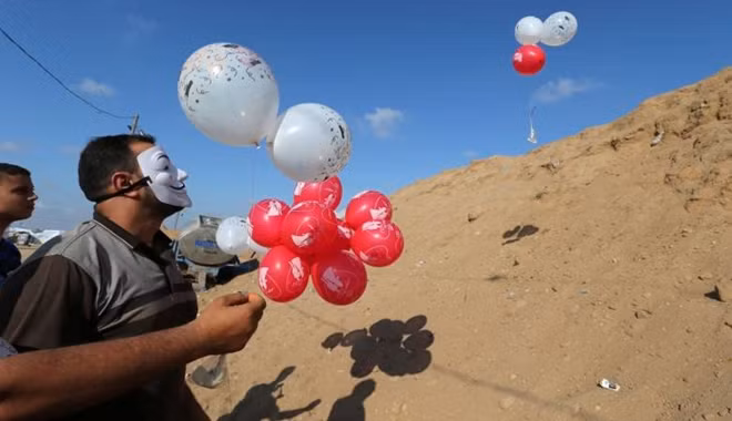 Thời gian qua, Hamas cũng cho là đứng sau nhiều vụ thả diều và bóng bay gây cháy từ Gaza sang lãnh thổ Israel gây thiệt hại lớn cho kinh tế nước này. Chính quyền Tel Aviv sau đó áp dụng nhiều biện pháp mạnh để cô lập Hamas.