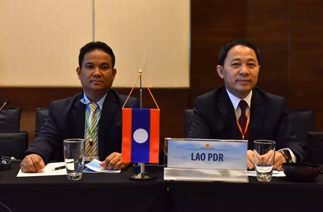 Đoàn Lào tại phiên làm việc.