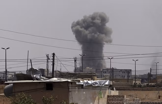 Khói bốc lên từ căn cứ quân sự T4 của Syria sau đòn không kích. Ảnh: TASS