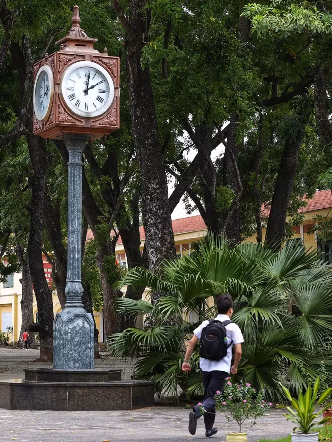 Một sĩ tử chạy như bay vào phòng thi vì.... tới muộn.