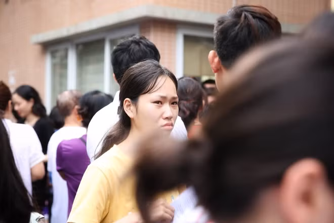 Trong khi đó, có nhiều bạn đã bật khóc vì không thể có được kết quả như ý muốn. Bạn Phạm Lan, học sinh trường THPT Nhân Chính cho biết bạn mong muốn xét tuyển đại học khối A01, song vì bài thi môn Toán không như ý nên bạn đang rất lo lắng. "Em chọn thi cả nhóm môn Khoa học tự nhiên lẫn Khoa học xã hội. Giờ không biết nên thế nào vì môn Văn em làm tốt hơn", Lan nói.