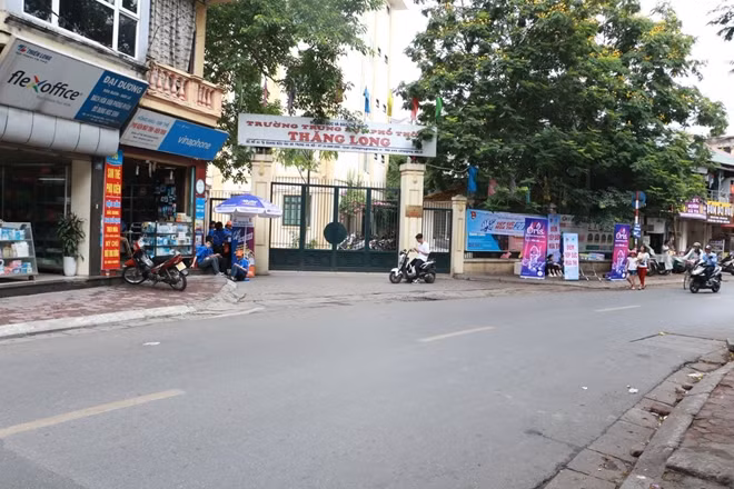 Khung cảnh vắng vẻ tương tự tại điểm thi trường THPT Thăng Long.