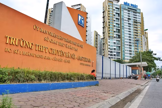 Tại điểm thi Trường THPT Chuyên Hà Nội- Amsterdam (Hà Nội), trước cổng không còn phụ huynh nào đứng đợi. Từ sau 7h30, khi thời gian làm bài môn Ngữ văn được tính, điểm thi này đã rất vắng.
