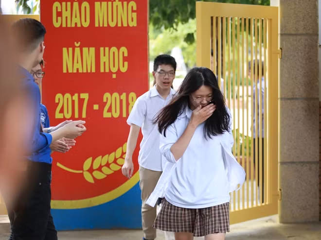 Tuy nhiên, cũng có những bạn cho biết đề thi năm nay chưa hấp dẫn lắm. Khánh Vy (THPT Nhân Chính, Hà Nội) đánh giá đề không quá khó, quen thuộc nhưng không gợi được nhiều hứng thú để làm bài.