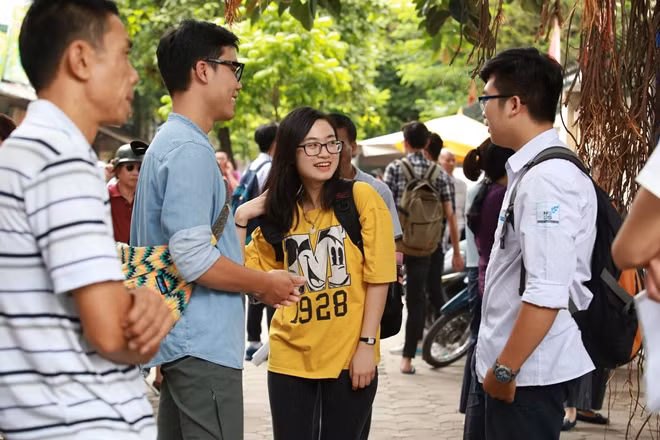 Bạn Phạm Minh Tuấn, học sinh trường THPT Chuyên Khoa học tự nhiên (Hà Nội) vui vẻ trò chuyện cùng bạn bè sau môn thi đầu tiên. Bạn cho biết đề Văn năm nay khá hay, chạm đúng các vấn đề mà giới trẻ quan tâm nên bạn cảm thấy rất hứng thú.