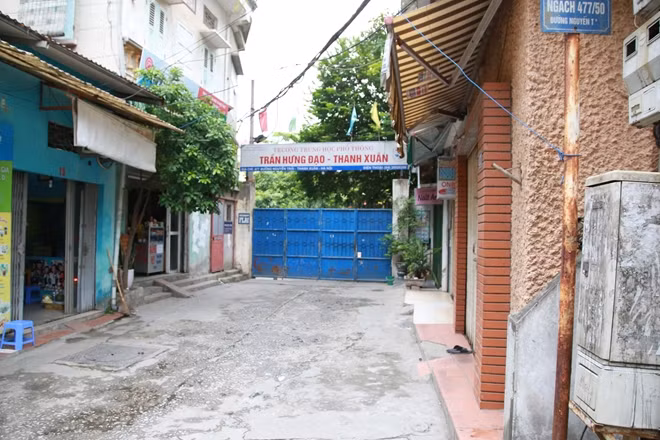 Tình hình tương tự tại điểm thi trường THPT Trần Hưng Đạo, Thanh Xuân, Hà Nội. Theo lịch, các thí sinh sẽ kết thúc môn thi Ngữ văn vào 9h30'. Chiều nay, các bạn sẽ tiếp tục thi môn Toán. Ngoài Ngữ văn, các môn thi còn lại đều dưới hình thức trắc nghiệm.