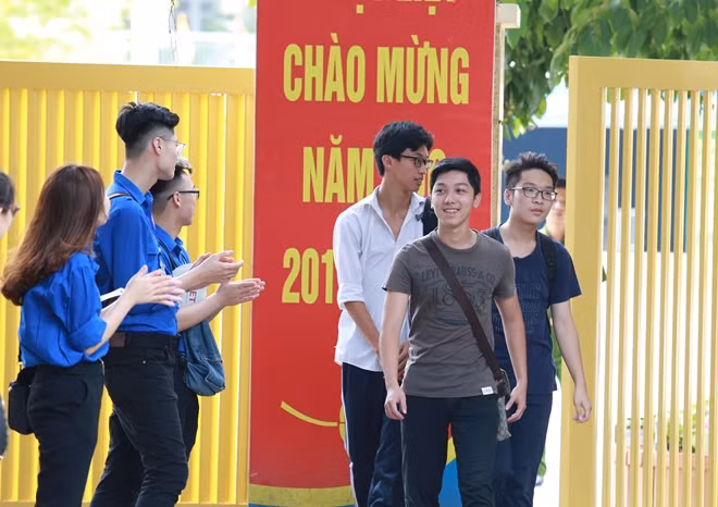 Từ khoảng 9h20' sáng nay, tại nhiều điểm thi THPT Quốc gia 2018, các thí sinh đã bắt đầu rời phòng thi sớm hơn giờ quy định của môn Ngữ văn. Nhiều bạn đánh giá đề năm nay không khó nên rất vui.