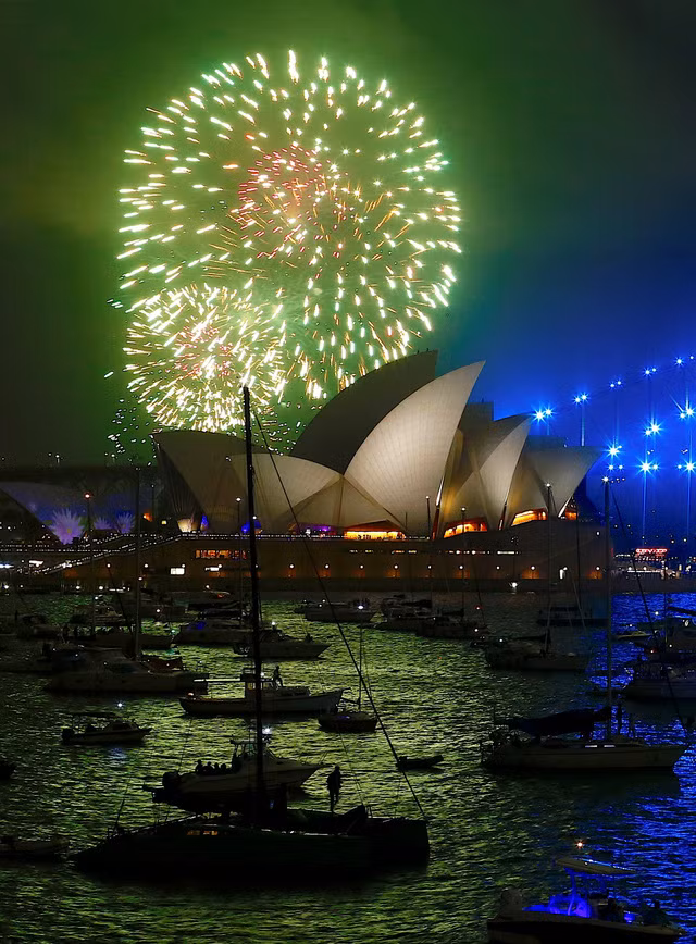 Những người dân Australia ngắm nhìn pháo hoa từ trên du thuyền.