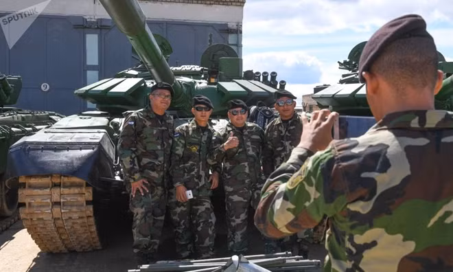 Các thành viên đội Nicaragua chụp ảnh cùng một chiếc T-72 do Nga sản xuất.
