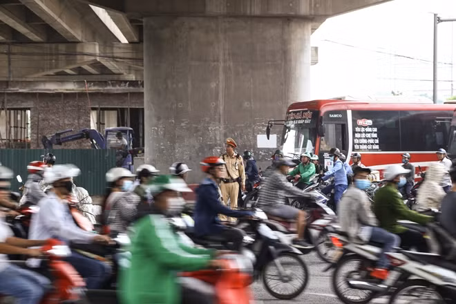 Một chiến sĩ thuộc Đội CSGT số 14 phân luồng giao thông tại nút giao Giải Phóng-Ngọc Hồi.