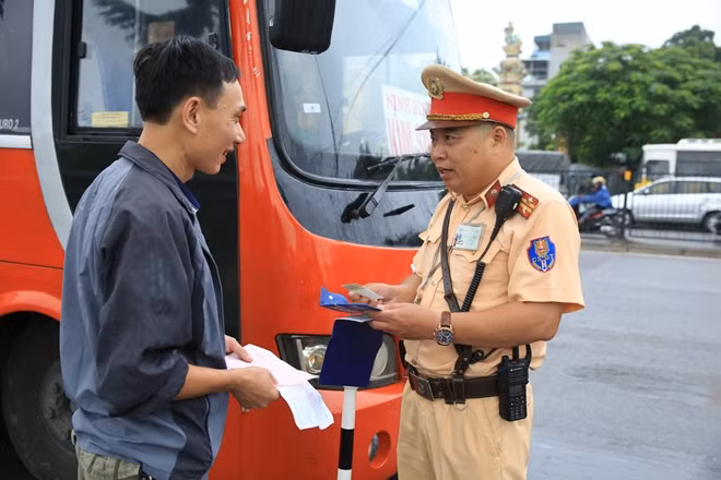Các tài xế "tâm phục, khẩu khục" khi được thông báo lỗi chính xác.