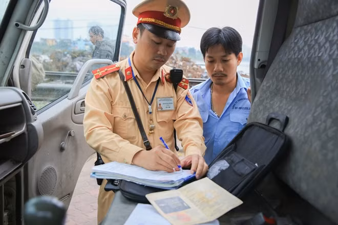 Các vi phạm được chiến sĩ đội CSGT số 14 xử lý tại chỗ.