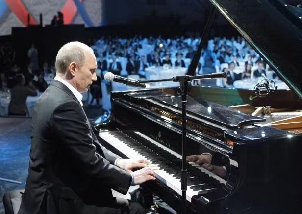 Tổng thống Nga Vladimir Putin từng nhiều lần chơi piano trước công chúng.
