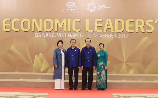 Chủ tịch nước và phu nhân đón Tổng thống Hàn Quốc Moon Jae-in và phu nhân đến dự tiệc chiêu đãi ngày 10-11-2017 trong khuôn khổ Tuần lễ cấp cao APEC ở Đà Nẵng.