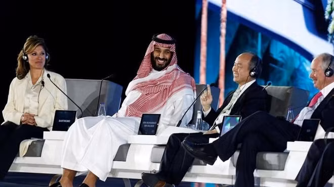 Thái tử Saudi Arabia Mohammed bin Salman (áo trắng) cùng lãnh đạo các tập đoàn lớn. Ảnh: ITN