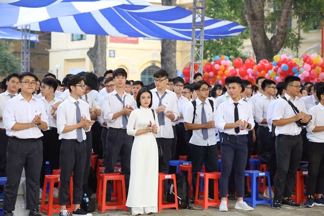 Ngay từ sớm, các bạn học sinh, nhất là các bạn nữ đã tíu tít có mặt sớm để trò chuyện sau nhiều ngày chưa được gặp gỡ bạn bè.