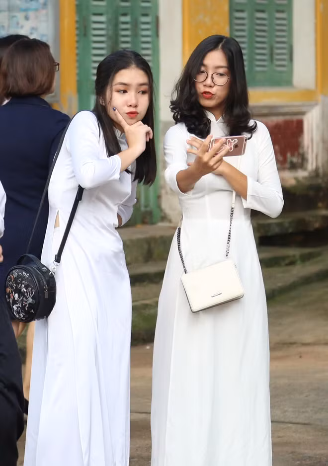 Hai nữ sinh THPT Chu Văn An tranh thủ ghi lại những khoảnh khắc đáng nhờ của đời học sinh. Đối với các bạn lớp 12, lễ khai giảng sáng nay sẽ là lễ khai giảng cuối của đời học sinh.