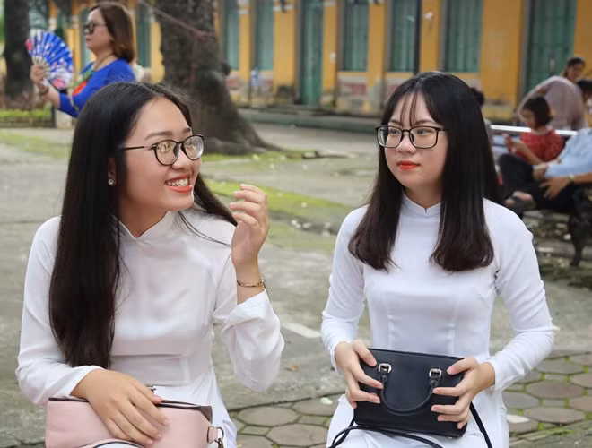 Bạn Huyên và Phương lớp 12D1 trường THPT Chu Văn An cho biết rất xúc động khi được tham dự lễ khai giảng cuối cùng của đời học sinh. "Chúng em hi vọng sẽ có một năm học mới thật thuận lợi và mọi người đều sẽ đỗ vào trường đại học mà mình mong muốn!", hai bạn nói với PV CAND Online.