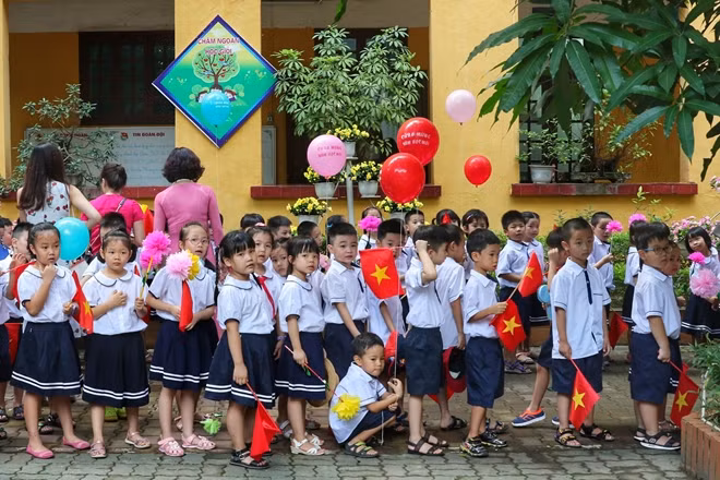 Sáng 5-9, khoảng 22 triệu học sinh trên cả nước chính thức bước vào năm học mới với lễ khai giảng trên sân trường. Khác với 3 tháng hè thoải mái ngủ nướng, các bạn từ nay sẽ phải dậy sớm hơn mỗi sáng để tới trường. Trong buổi sáng đầu tiên của năm học mới, nhiều cô cậu học trò tỏ rõ vẻ ... buồn ngủ trên mặt.