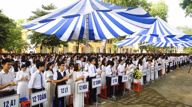 Sau 3 tháng hè, sáng 5-9 gần 1.800 học sinh trường THPT Chu Văn An lại tíu tít hội ngộ tại lễ khai giảng và chào đón các bạn học sinh lớp 10 vừa trải qua kì thi tuyển sinh đầy "khốc liệt", khiến cả sân trường tràn ngập một màu trắng. Năm nay, sự kiện này càng trọng thể hơn khi Chủ tịch nước Trần Đại Quang cùng các đồng chí lãnh đạo Đảng, Nhà nước và thành phố Hà Nội.