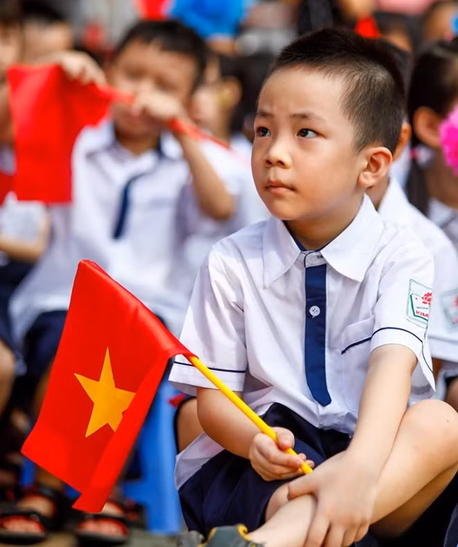 Khoảnh khắc "nghiêm túc" của một bé học sinh.