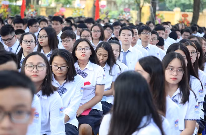 Tại sân trường Chu Văn An, các bạn nữ khối 11 và 12 diện áo dài, còn nữ sinh lớp 10 lại mặc đồng phục trắng, thắt nơ xinh xắn. Đây là lần đầu tiên các bạn dự khai giảng với tư cách nữ sinh cấp 3. Trên khuôn mặt nhiều bạn còn nguyên vẻ bỡ ngỡ.