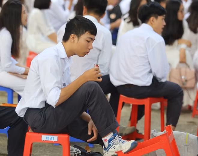 Dù lớn hơn, song nét đáng yêu tuổi học trò vẫn còn nguyên ở những nam sinh cấp 3. Trong ảnh là một cậu học trò lớp 12 trường THPT Chu Văn An tranh thủ ăn sáng trước giờ khai giảng năm học mới.