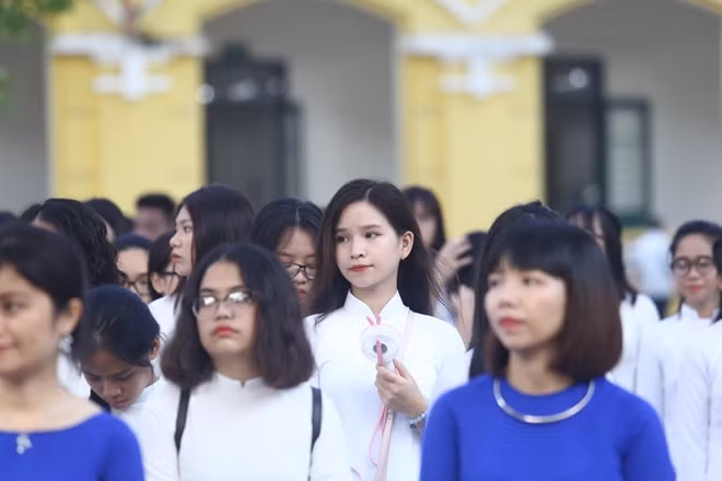 Sân trường tràn ngập một màu áo trắng học trò gợi nhớ nhiều cảm xúc về thời học trò cho mọi người.