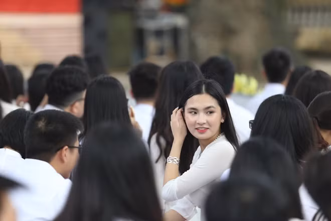 Nét tinh khôi của một nữ sinh Chu Văn An tại lễ khai giảng.