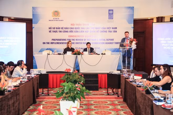 Đông đảo đại diện ngoại giao các nước và các tổ chức quốc tế dự Hội thảo.