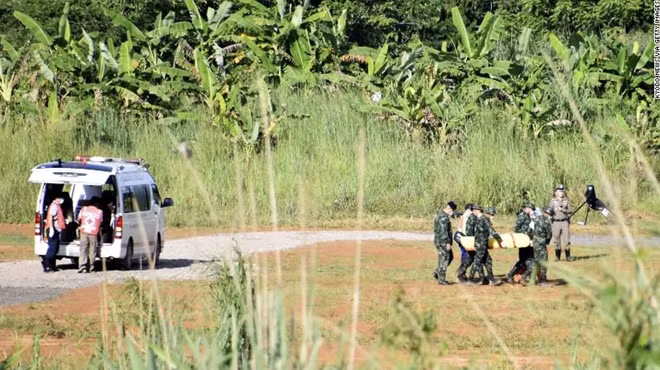 Một thành viên đội bóng được đưa ra xe cứu thương sau khi thoát khỏi hang Tham Luang. Ảnh: CNN