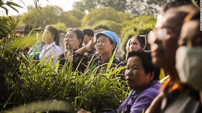 Nhiều người mong ngóng phút giây đội bóng Thái được giải cứu. Ảnh: CNN