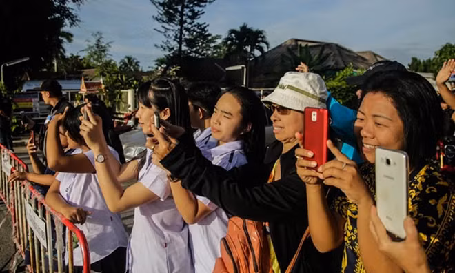 Người dân Thái Lan tranh thủ ghi lại khoảnh khắc các cầu thủ nhí được đưa đến bệnh viện Chiang Rai. "Đây là khoảnh khắc lịch sử, chúng ta sẽ không bao giờ quên được ngày hôm nay", một người dân nói với truyền thông địa phương.