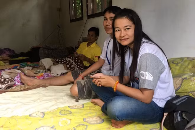 Nụ cười tạm yên tâm của phụ huynh một cầu thủ nhí khi nghe tin các thành viên đội bóng lần lượt được giải cứu.