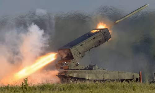 TOS-1A khai hỏa vào mục tiêu. Ảnh: ITN