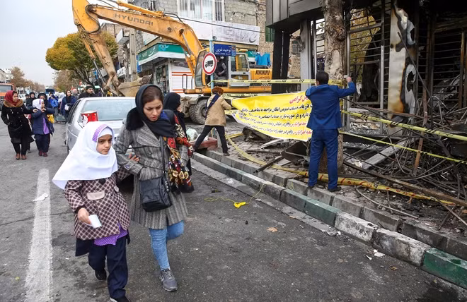 Khung cảnh đổ nát tại một trụ sở ngân hàng ở Iran sau khi bị người biểu tình phóng hỏa. Ảnh: Reuters