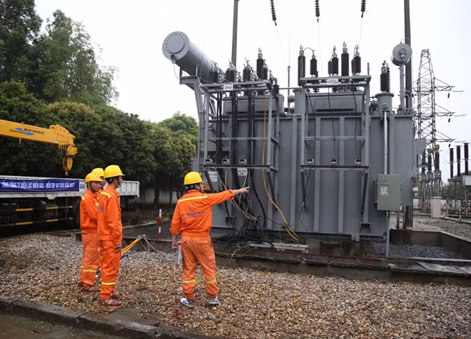 Các cán bộ, công nhân viên điện lực khảo sát tình hình thực tế tại trạm 110Kv Bắc Việt Trì.