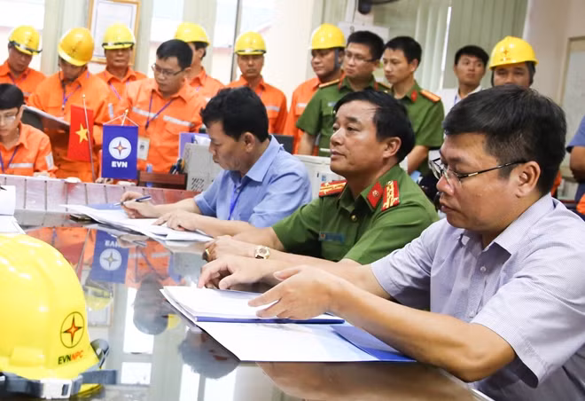 Đại tá Trần Trung Thành trực tiếp dự và quan sát công tác diễn tập và góp ý cho lãnh đạo Tổng công ty Điện lực miền Bắc.