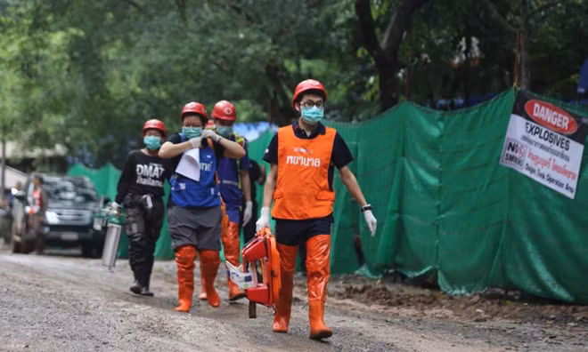 Các thành viên đội cứu hộ bên ngoài hang Tham Luang. Ảnh: Reuters