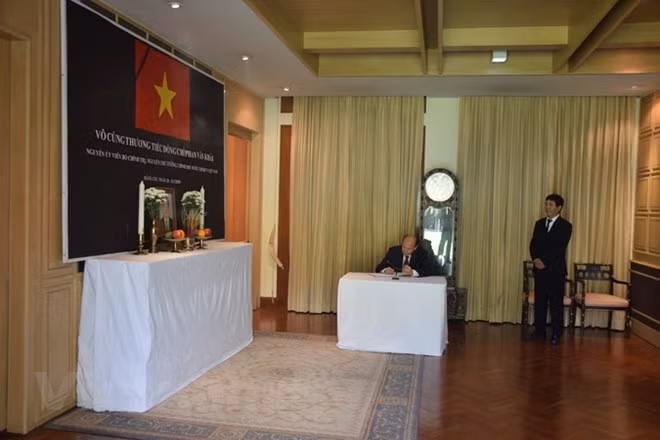 Tổng lãnh sự quán Việt Nam cũng đã mở sổ tang để đón tiếp các phái đoàn ngoại giao, cộng đồng người Việt và người dân Thái Lan đến chia buồn. Ảnh: Vietnamplus