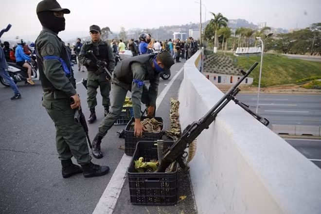 Binh sĩ ủng hộ Guaido lập chốt gần một căn cứ quân sự ở Caracas. Ảnh: EPA