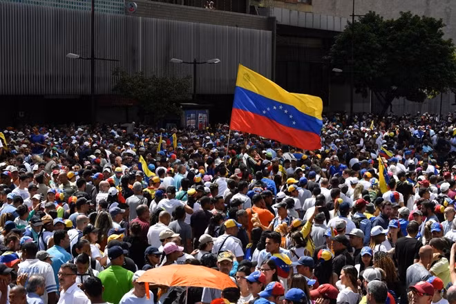 Người dân Venezuela tuần hành ủng hộ Tổng thống Maduro. Ảnh: ITN