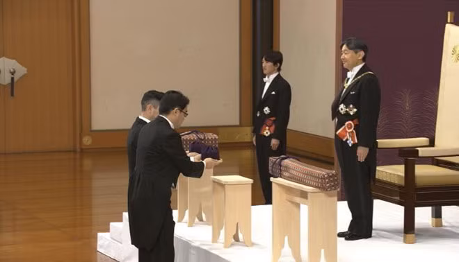 Tân Nhật hoàng Naruhito nhận ba báu vật hoàng gia. Ảnh: CNN