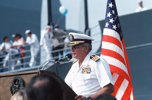 Hạm trưởng William C. Rogers III. Ảnh: AP Hạm trưởng William C. Rogers III. Ảnh: AP