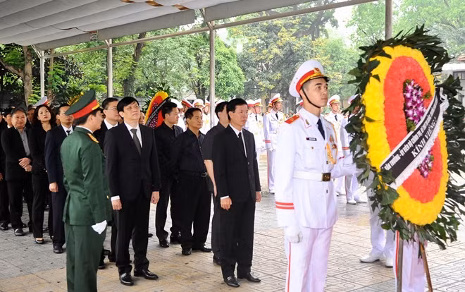 Đoàn Ban Tuyên giáo Trung ương do đồng chí Võ Văn Thưởng, Ủy viên Bộ Chính trị, Trưởng Ban Tuyên giáo Trung ương làm Trưởng đoàn vào viếng nguyên Chủ tịch nước Lê Đức Anh.